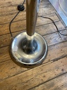 Lampadaire champignon, piètement chromé et abat jour blanc. Années 70.