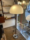Lampadaire champignon, piètement chromé et abat jour blanc. Années 70.