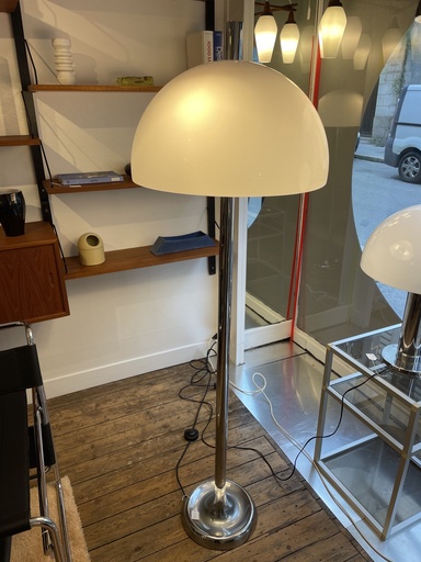Lampadaire champignon, piètement chromé et abat jour blanc. Années 70.