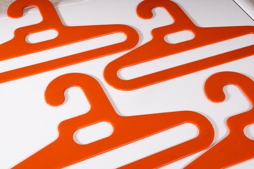 Ensemble de 4 cintres oranges, Flair
